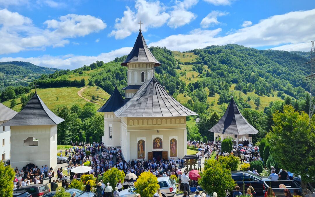  Credincioșii sărbătoresc hramul Mănăstirii Rebra-Parva, de Sfinții Apostoli Petru și Pavel