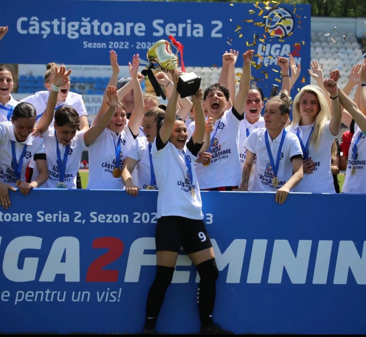  Final de carieră pentru Mihaela Merlan. Fotbalista Gloriei Bistrița își încheie emoționant drumul pe teren. FOTO