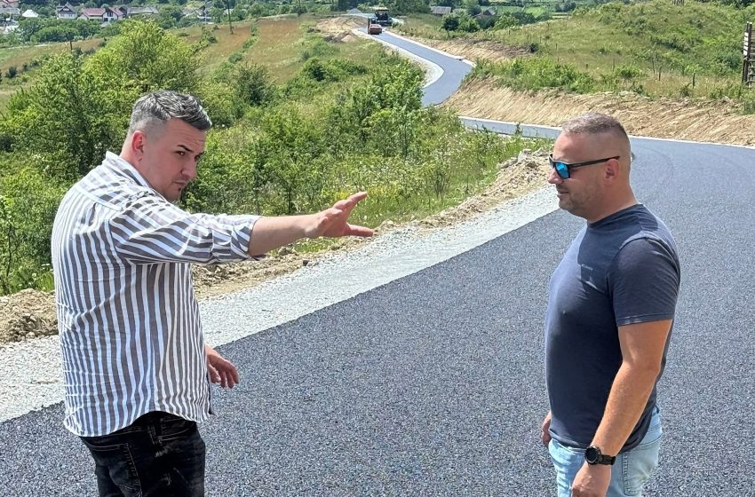  Primul strat de asfalt, turnat pe drumul dintre Ciceu-Poieni și Dobricel. Investiția va fi finalizată până la sfârșitul anului. FOTO