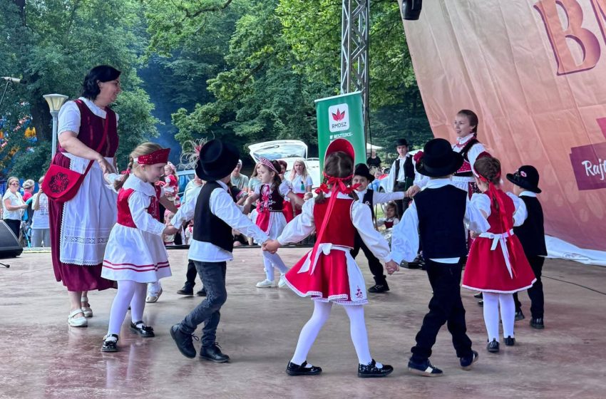  Unitate prin cultură și tradiție. Prefectul Stelian Dolha și subprefectul Decsei Attila, alături de comunitate la Zilele Culturale Maghiare