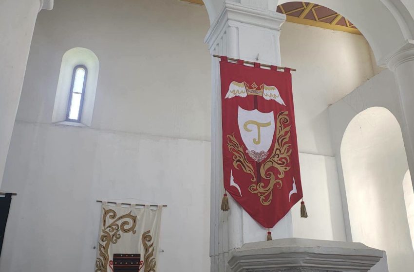  Expoziția „Steaguri medievale”, deschisă la Biserica Evanghelică din Herina. FOTO