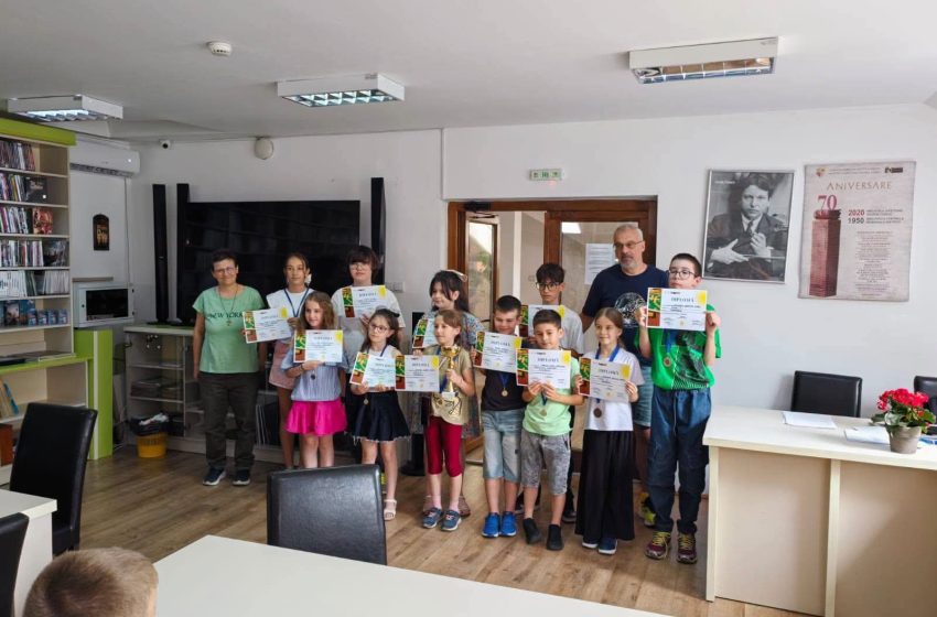  Concursul de Scrabble „Cupa Verbbis” Bistrița, ediția a IV-a: câștigători și momente de competiție la Biblioteca Județeană „George Coșbuc”. FOTO