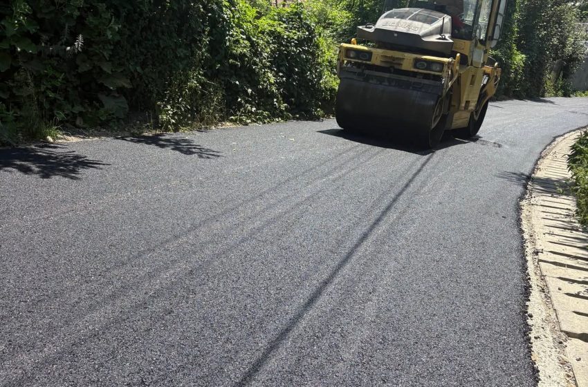  Lucrări de refacere și asfaltare în desfășurare pe strada Bucșoare din Căianu Mic. Circulația rămâne închisă. FOTO