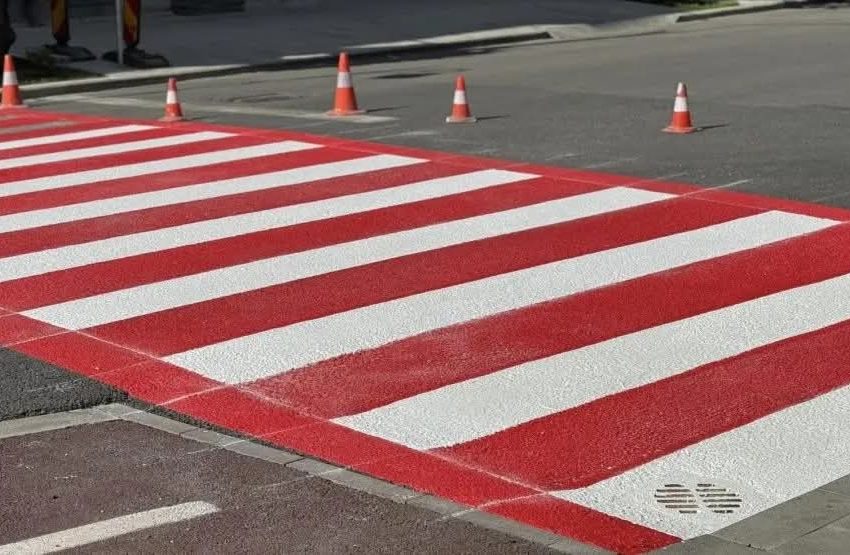  Trecerile de pietoni și marcajele longitudinale, refăcute pe străzile din Bistrița