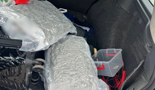  A patra persoană din rețeaua de trafic de droguri, arestată preventiv. Femeie de 42 de ani, acuzată că a coordonat vânzarea a 3 kilograme de canabis