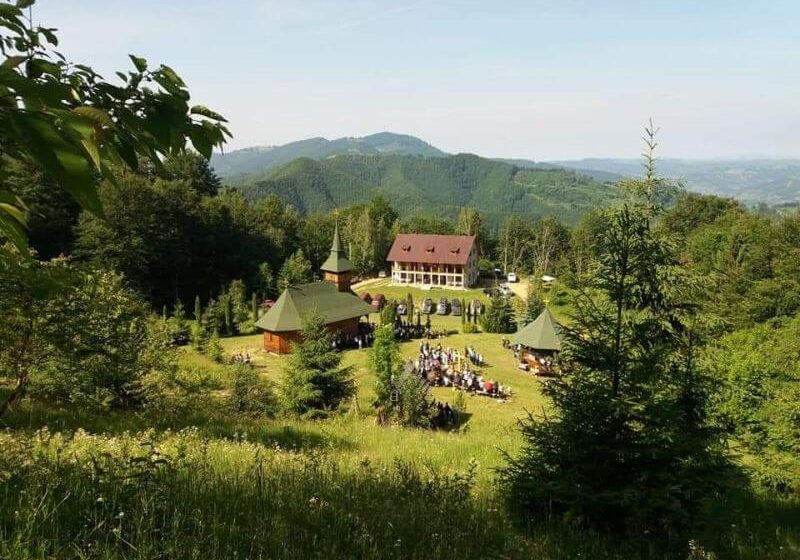  Mănăstirea Telcișor-Buscatu își sărbătorește hramul. Credincioșii sunt invitați la rugăciune în Duminica Sfinților Români