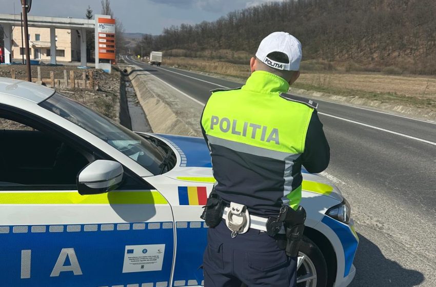  Acțiuni ”fulger” pe șoselele din Bistrița-Năsăud: Zeci de amenzi și mopediști „băuți sau fără permis”, trași pe dreapta de polițiști