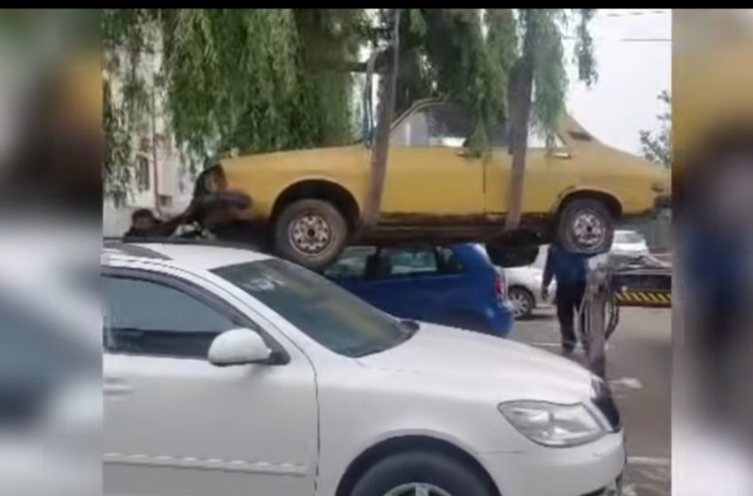  Poliția Locală Bistrița face ordine în parcări: Zece mașini abandonate, ridicate de pe domeniul public
