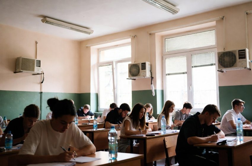  Peste 2.000 de candidați din Bistrița-Năsăud susțin probele scrise ale Bacalaureatului. Măsuri speciale din cauza caniculei