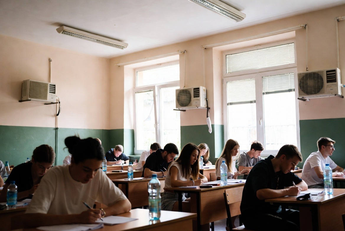  Peste 2.000 de candidați din Bistrița-Năsăud susțin probele scrise ale Bacalaureatului. Măsuri speciale din cauza caniculei