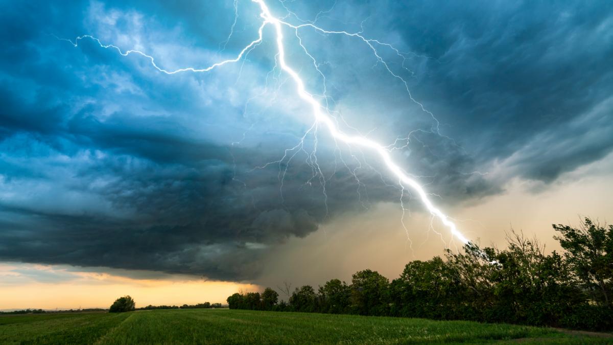  Cod galben de vijelii și furtuni în Bistrița-Năsăud. Meteorologii avertizează asupra fenomenelor periculoase
