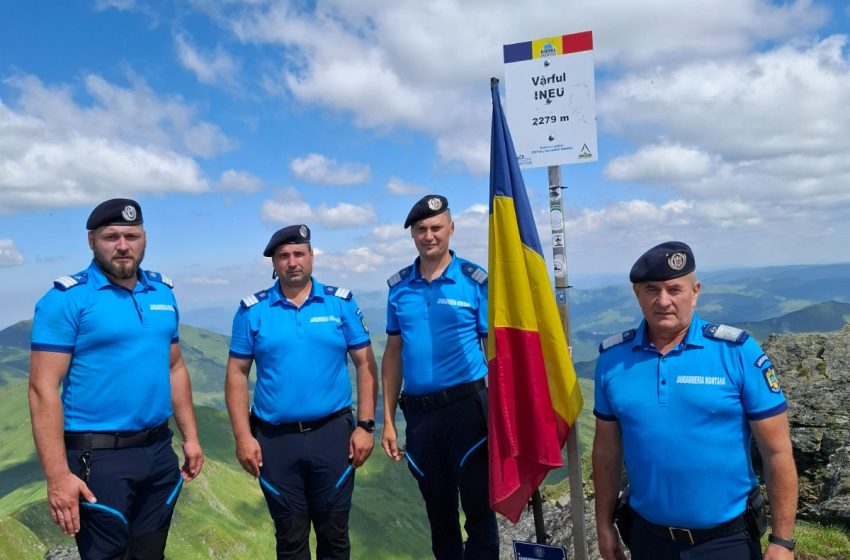  Drapelul Național, arborat pe Vârful Ineu de jandarmii montani bistrițeni cu ocazia Zilei Tricolorului
