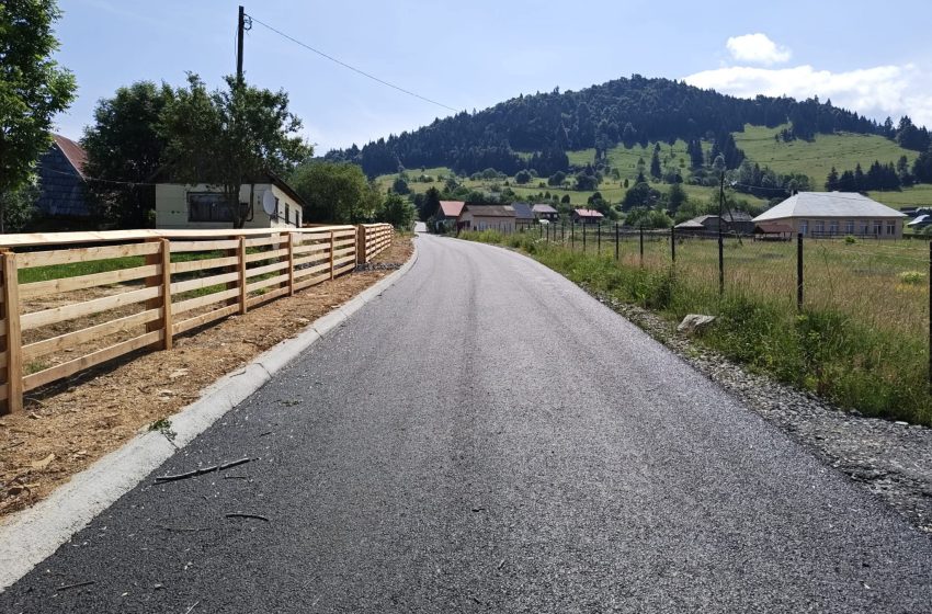  Al doilea strat de asfalt, turnat pe Drumul Poiana Cătunenilor din Ilva Mare. FOTO