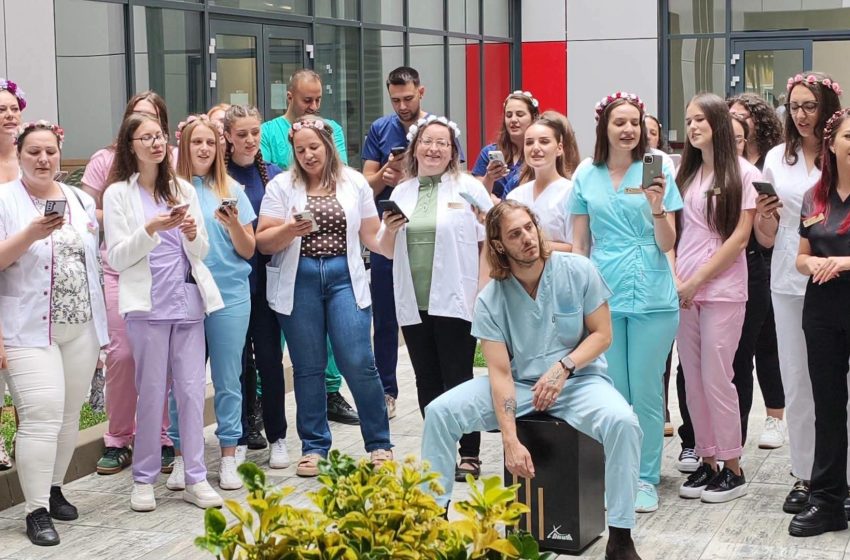  Prima promoție de asistenți medicali de la UMFST – Extensia Bistrița, sărbătorită prin tradiționalele serenade. FOTO