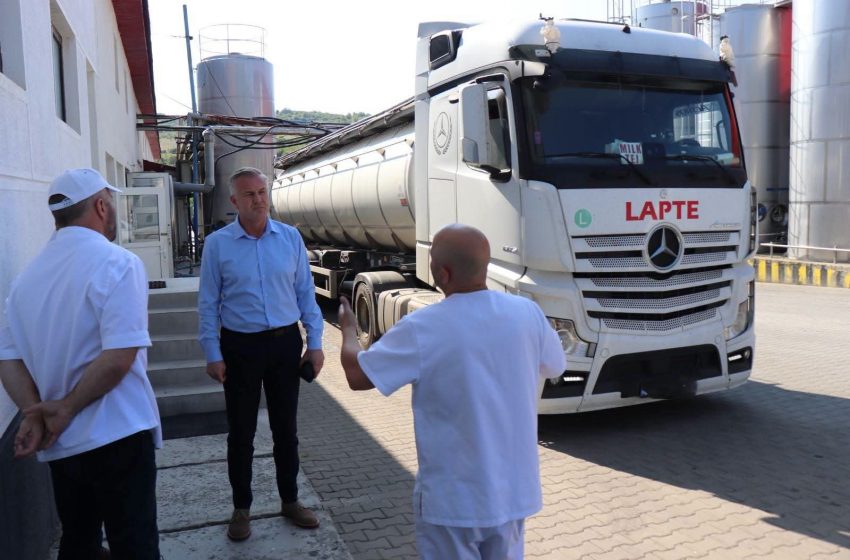  Prefectul Stelian Dolha, în dialog cu procesatorii de lapte și fermierii din Bistrița-Năsăud. FOTO