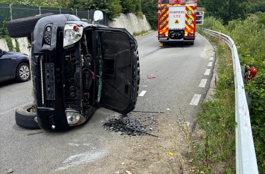  Mașină răsturnată într-un accident produs în zona Mănăstirii Strâmba
