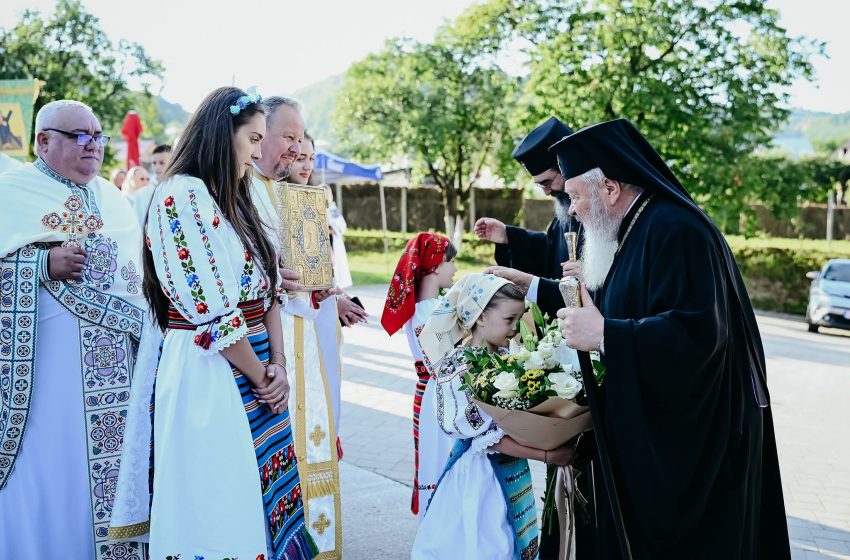  Doi mitropoliți au sfințit noua biserică din Parva, într-un moment de sărbătoare pentru întreaga comunitate. FOTO