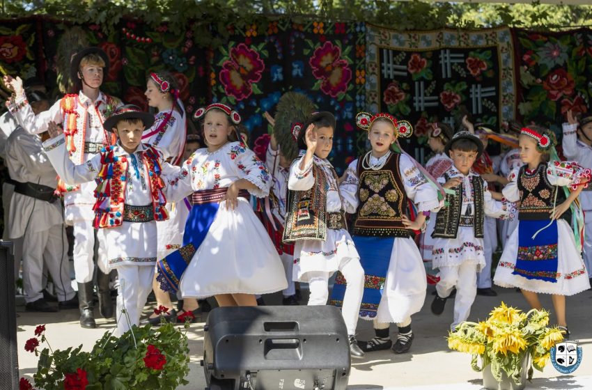  Festivalul Interjudețean al Cântecului, Jocului și Portului de pe Câmpie a adunat mulți iubitori ai tradițiilor la Silivașu de Câmpie. FOTO