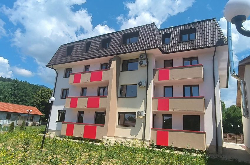 Blocul social din Susenii Bârgăului, recepționat oficial. 16 locuințe moderne pentru familiile din comună. FOTO