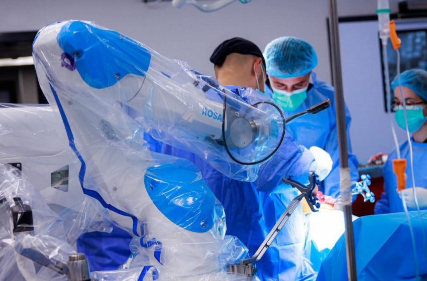  Conf. Univ. Dr. Daniel Roșu, operat cu succes la Spitalul Clinic Județean de Urgență Bistrița prin artroplastie de genunchi asistată robotic