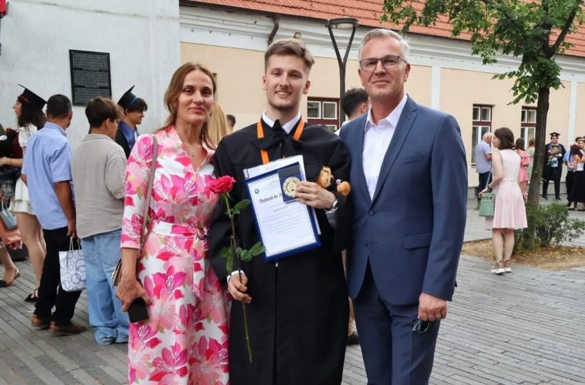  Fiul prefectului Stelian Dolha, șef de promoție la master, cu media 10