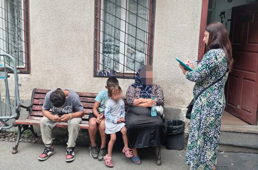  Cinci copii, dintre care unii bolnavi și fără apă, găsiți cerșind în Piața Decebal. Poliția Locală: „Copiii au nevoie de protecție, nu de cerșetorie”. FOTO