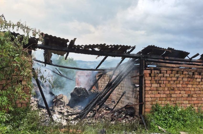  Trăsnetul a făcut prăpăd la Molișet. Un grajd a fost mistuit de flăcări, casa a fost salvată de pompieri