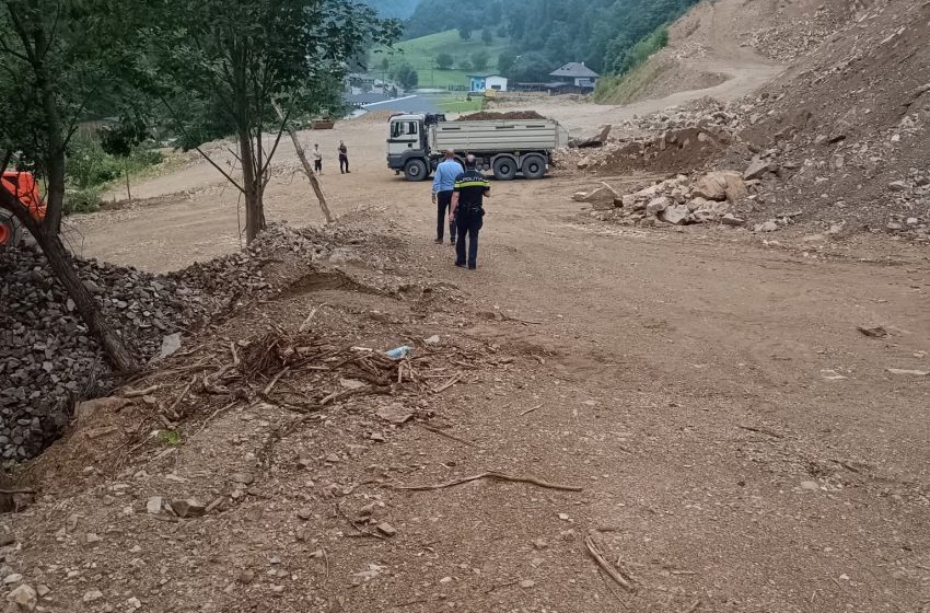  Amendă de 60.000 de lei și activitate suspendată pentru o firmă care exploata dacit fără autorizație de mediu. FOTO