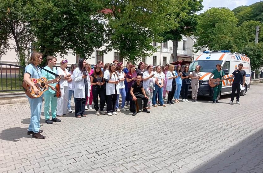  Absolvenții UMFST G.E Palade – Extensia Bistrița au adus emoție la SAJ Bistrița-Năsăud prin tradiționalele serenade. FOTO
