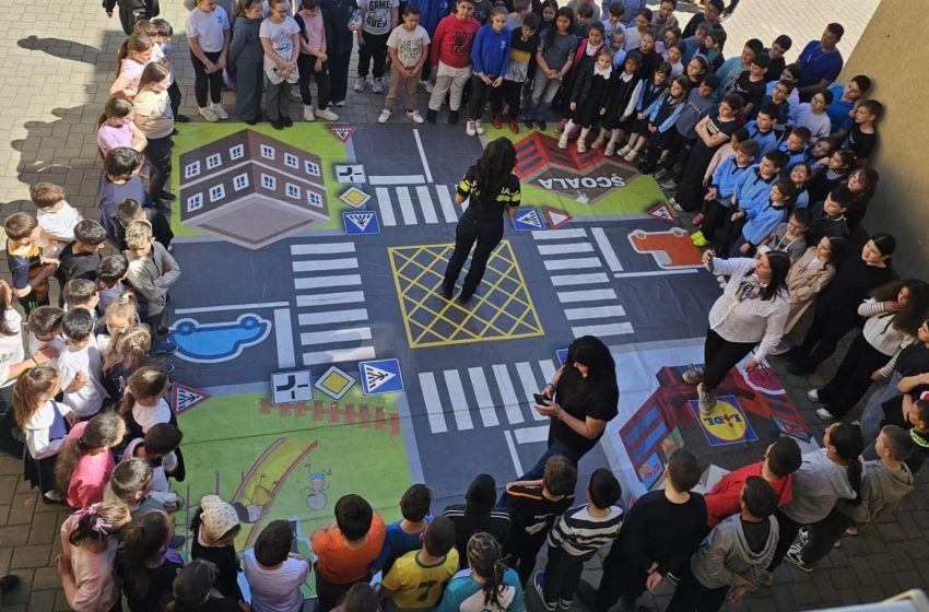  Polițiștii din Bistrița-Năsăud, în mijlocul comunității prin campania „O vară în siguranță”. FOTO