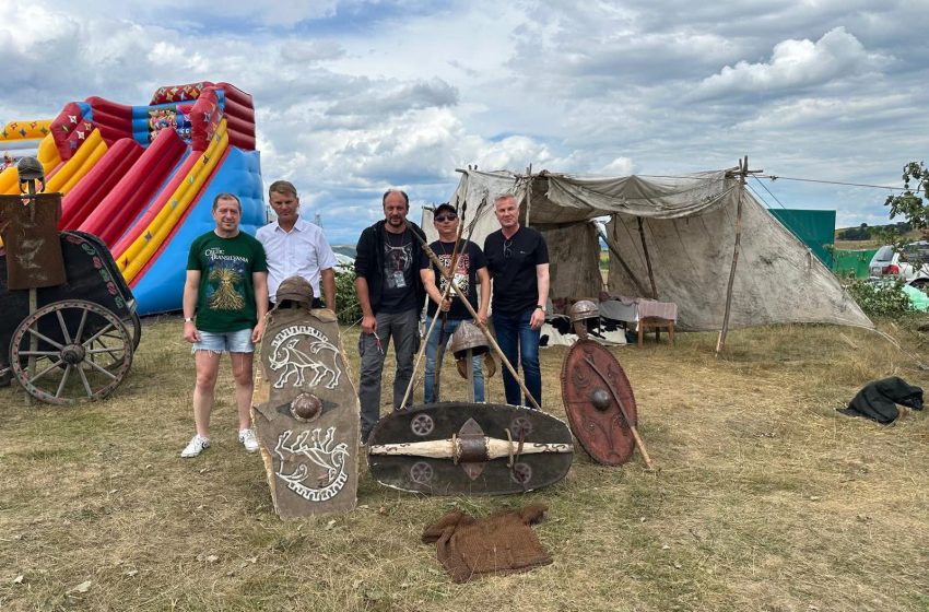  Prefectul Stelian Dolha, printre participanții la Festivalul Celtic Transilvania de la Băile Figa. FOTO