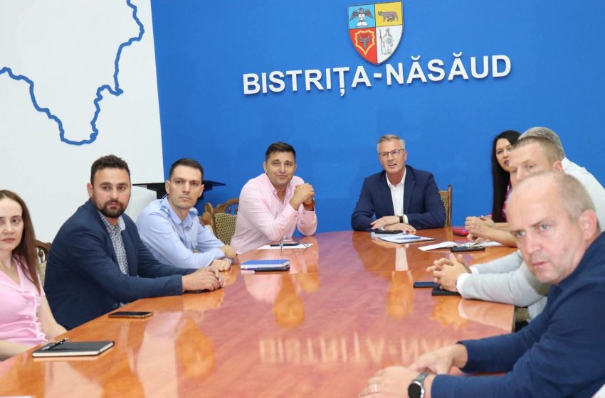  Investițiile Consiliului Județean, în atenția Comisiei de Dialog Social. Ședința, condusă de prefectul Stelian Dolha. FOTO