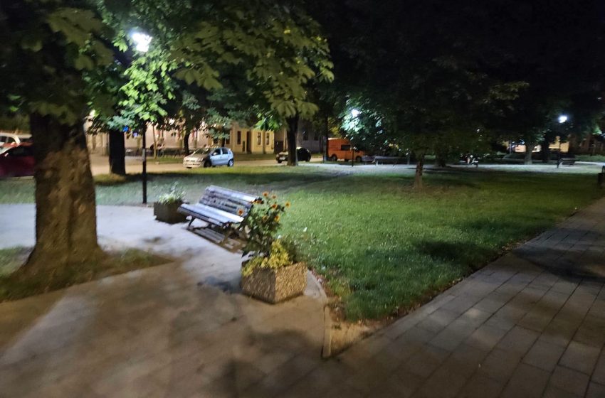  Parcul de lângă Sinagogă, iluminat pentru siguranța bistrițenilor. FOTO