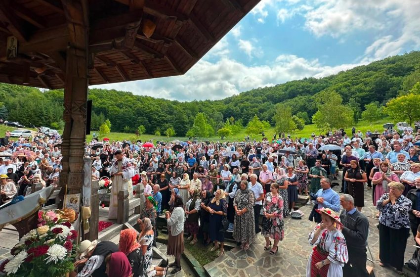  Mii de credincioși la hramul Mănăstirii „Sfântul Prooroc Ilie” din Nușeni. FOTO