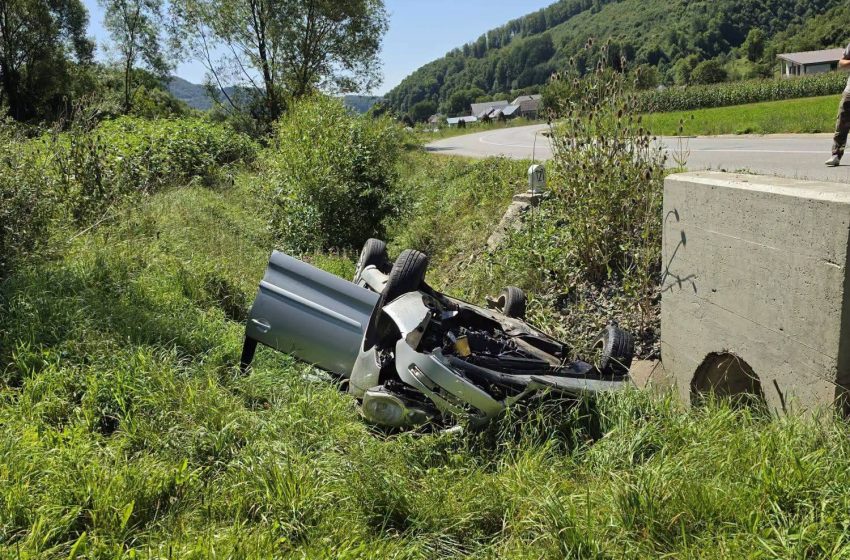  Mașină răsturnată la ieșirea din Zagra spre Poienile Zagrei. O persoană a fost rănită