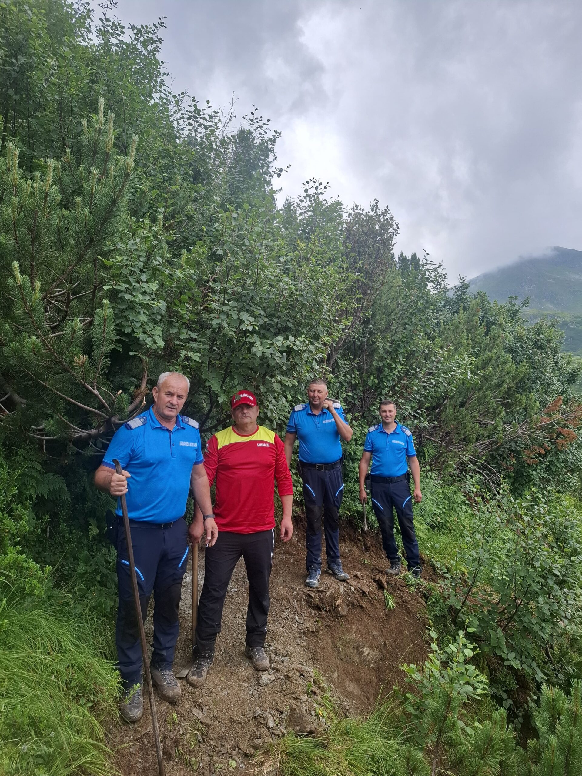  Traseul dintre Șaua Gaja și Lacul Lala din Munții Rodnei, pus din nou în siguranță de jandarmii montani și salvamontiști. FOTO