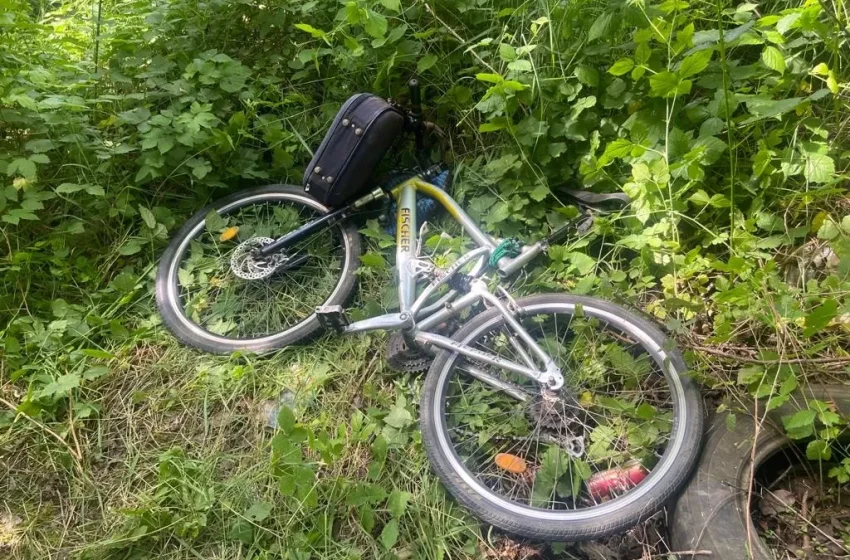  Bărbat găsit decedat lângă o bicicletă, pe un drum din Șieu. Polițiștii au deschis un dosar penal