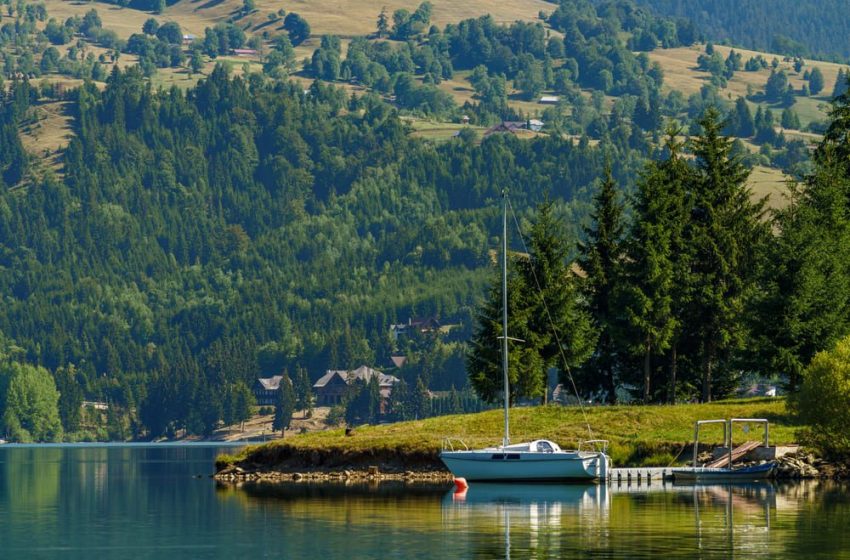  Minor căzut dintr-o barcă pe lacul Colibița. Intervin echipajele de urgență