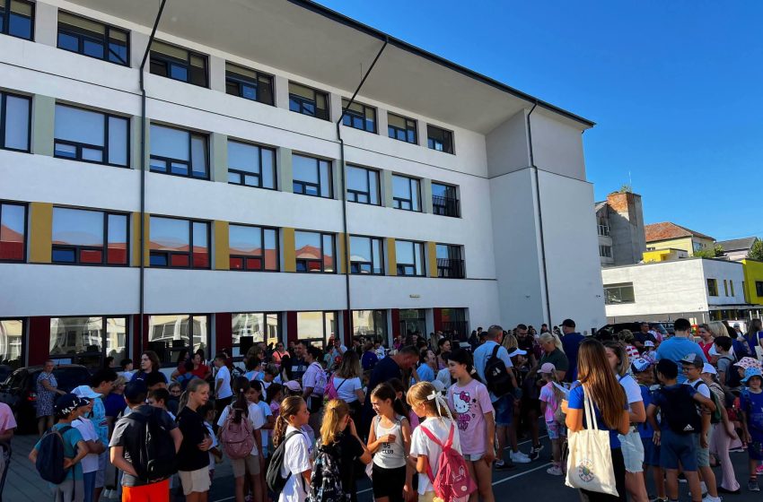  Peste 200 de elevi participă la „Tabăra de Acasă”, organizată la Școala Gimnazială Nr. 1 Bistrița. FOTO