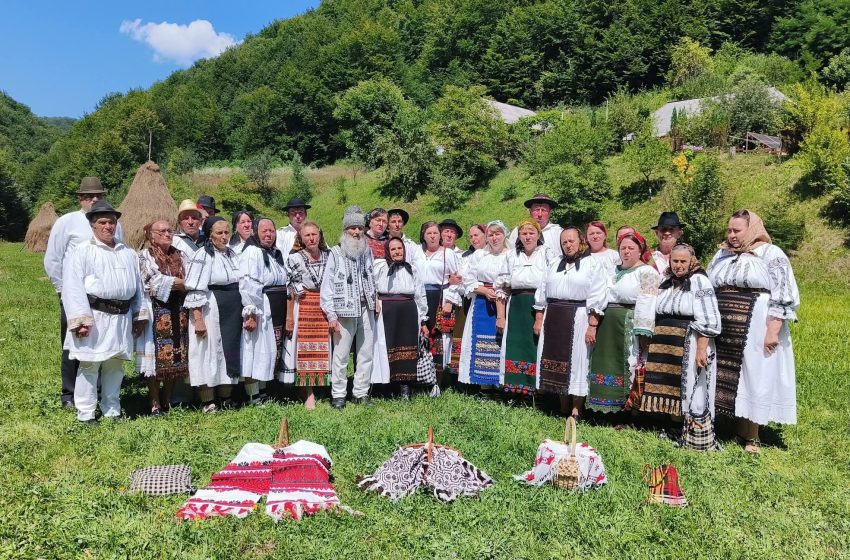  Rapsozi populari și bucate tradiționale, în prim-plan la poalele Țibleșului. Eveniment de suflet organizat la Molișet