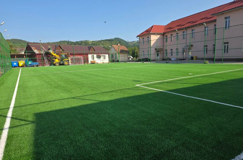  Terenul sintetic din Salva se deschide oficial. FOTO