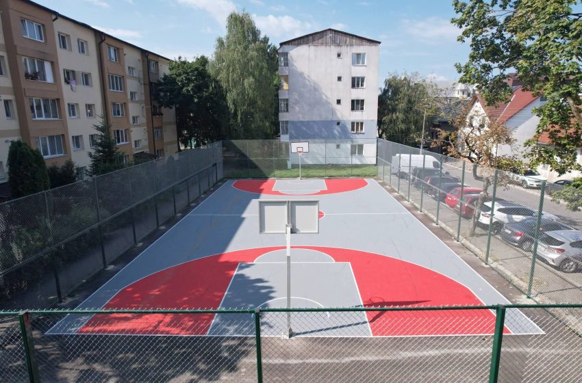  Bistrița: Terenul de baschet de pe Bulevardul Decebal, a fost finalizat. FOTO