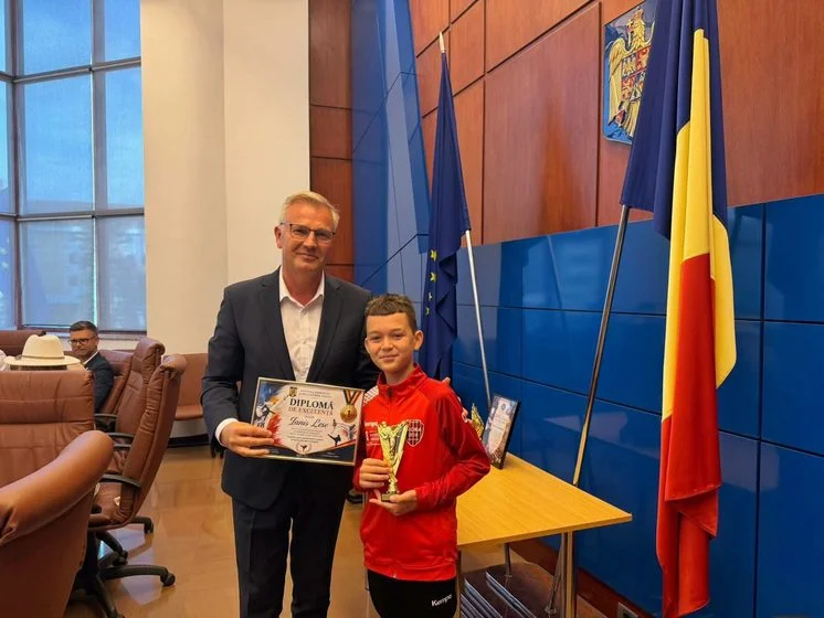  Diplome de Excelență pentru oameni care fac cinste județului oferite de prefectul Stelian Dolha. FOTO