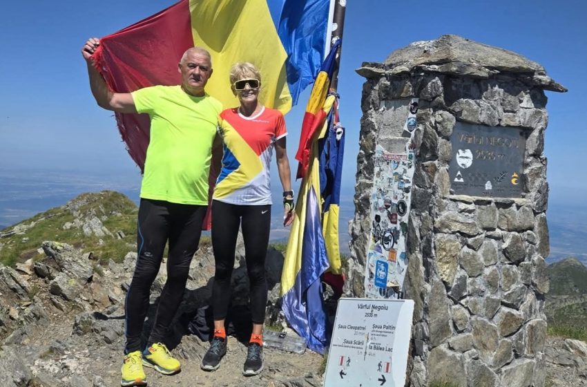  Vasile și Paraschiva Borș au cucerit Vârful Negoiu, al doilea cel mai înalt din România. FOTO