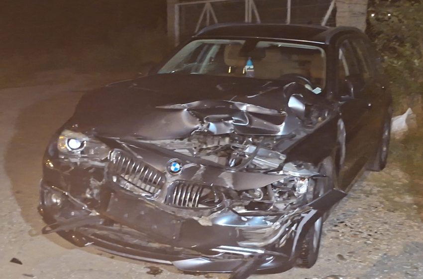  Un BMW a fost avariat după ce a fost acroșat de un tren de lucru la o trecere la nivel cu calea ferată din Bistrița, pe Drumul Dumitrei Vechi. FOTO
