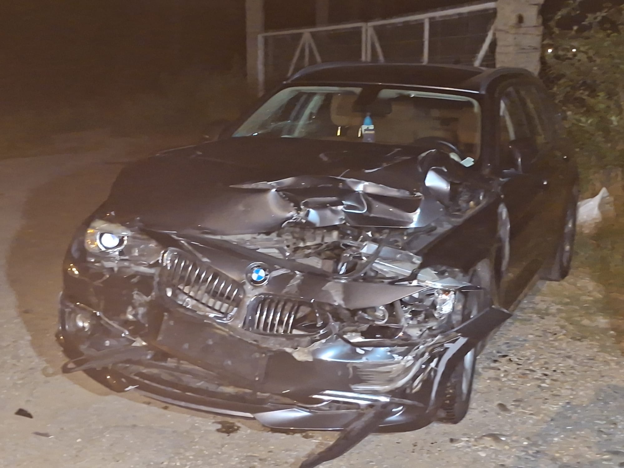  Un BMW a fost avariat după ce a fost acroșat de un tren de lucru la o trecere la nivel cu calea ferată din Bistrița, pe Drumul Dumitrei Vechi. FOTO