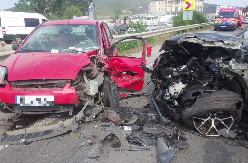  Accident cu trei autoturisme la ieșirea din Coldău spre Cristeștii Ciceului. Patru victime au ajuns la spital dintre care o persoană a fost descarcerată