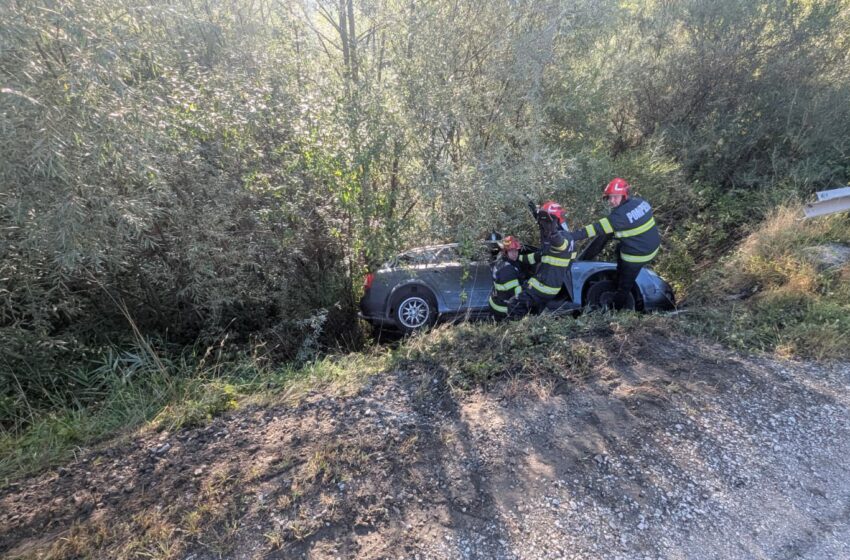  Accident la ieșirea din Sângeorz-Băi: o mașină s-a răsturnat. Trei persoane au ajuns la spital