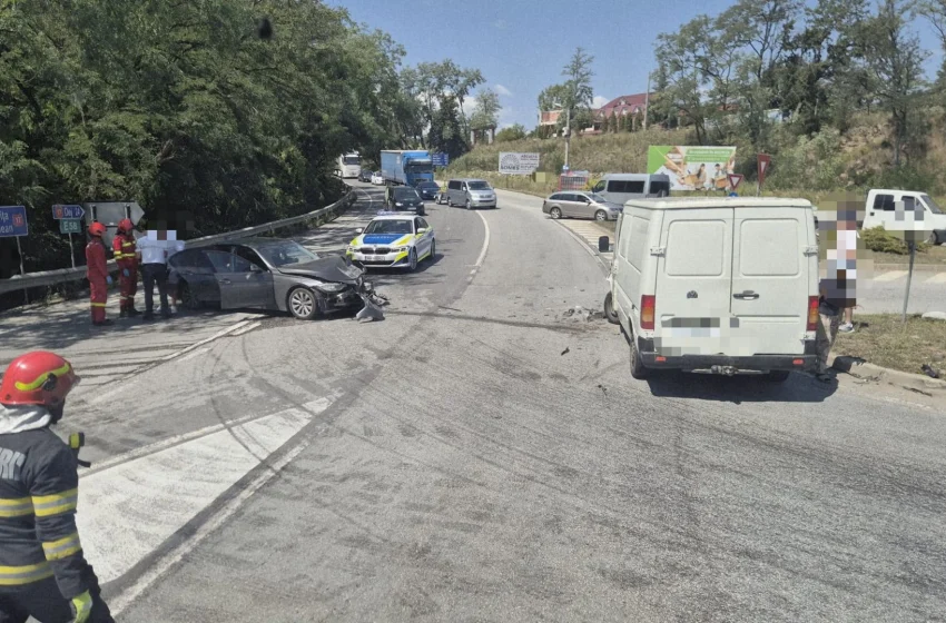  Patru persoane au ajuns la spital în urma unui accident produs la ieșirea din Beclean