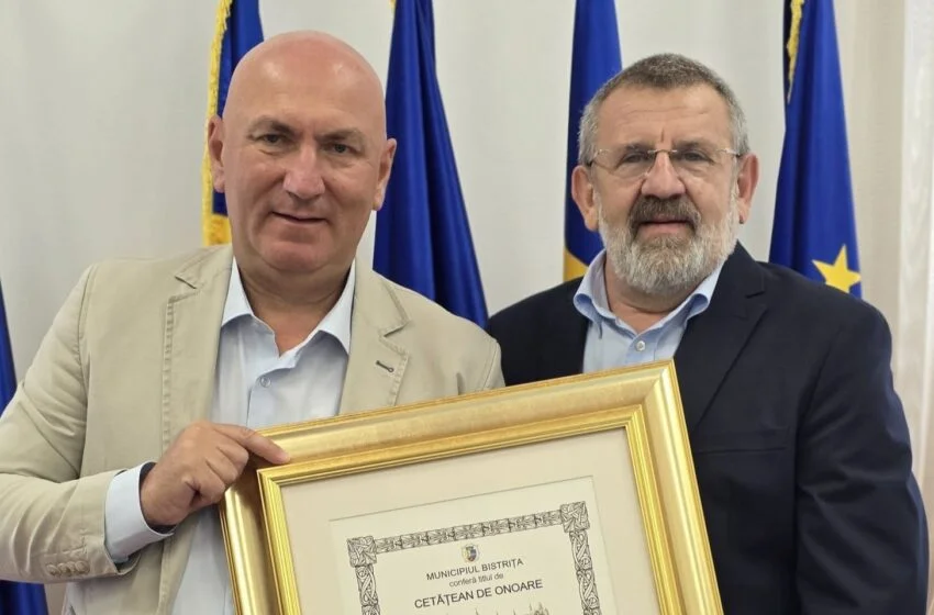  Adrian Titieni și-a ridicat personal placheta ce consfințește titlul de cetățean de onoare al Bistriței